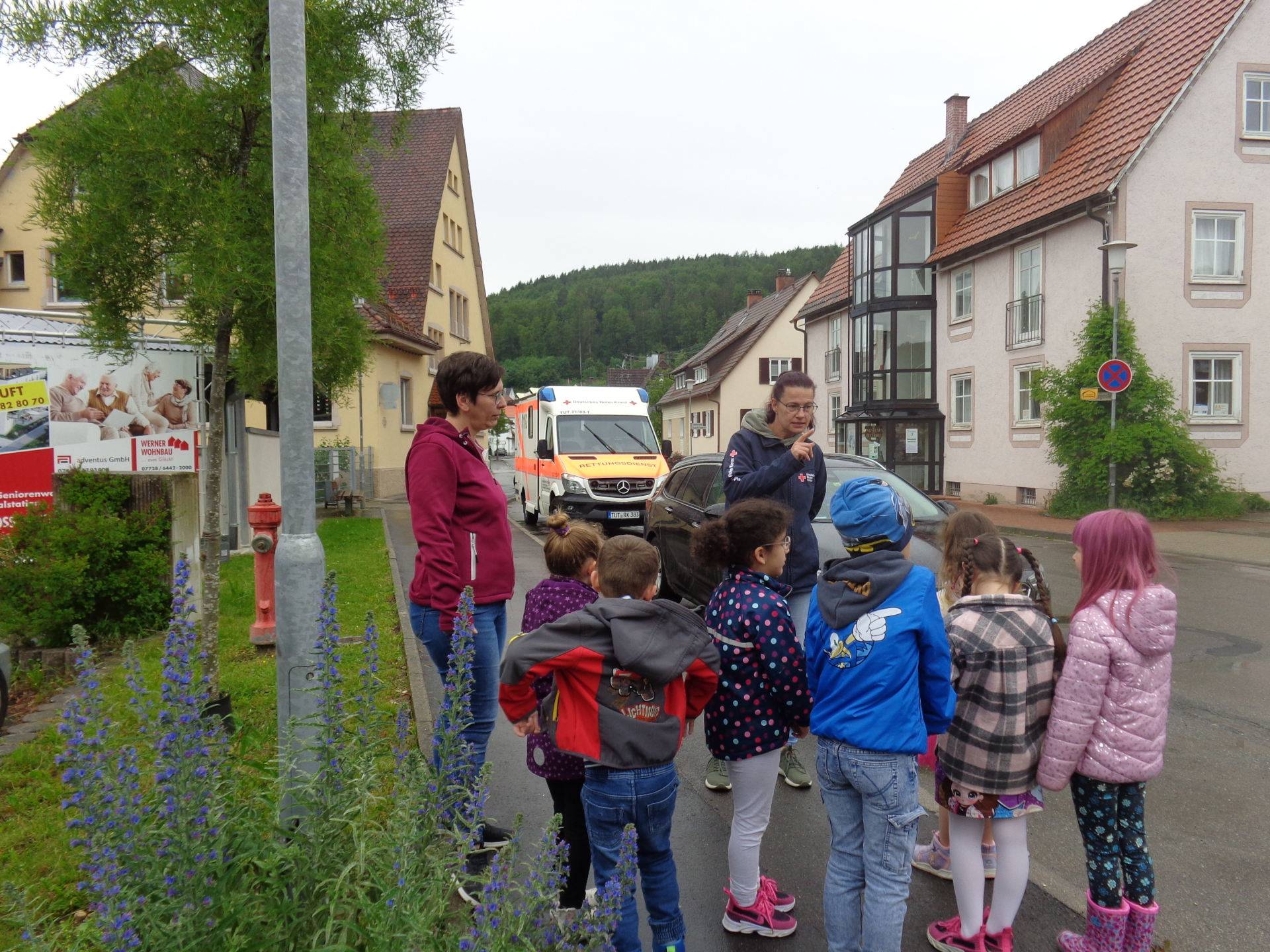 Kindergartenkinder mit Erzieherinnen