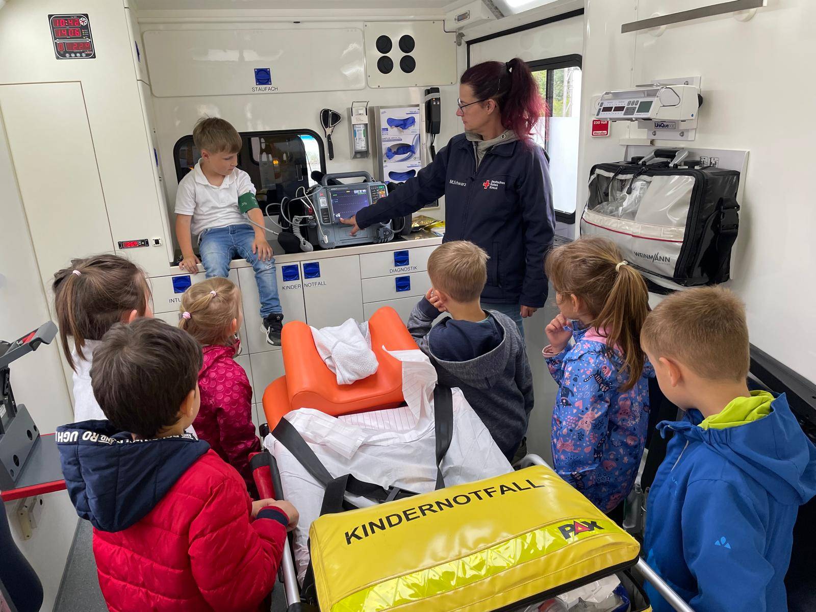 Kinder besichtigen Rettungswagen